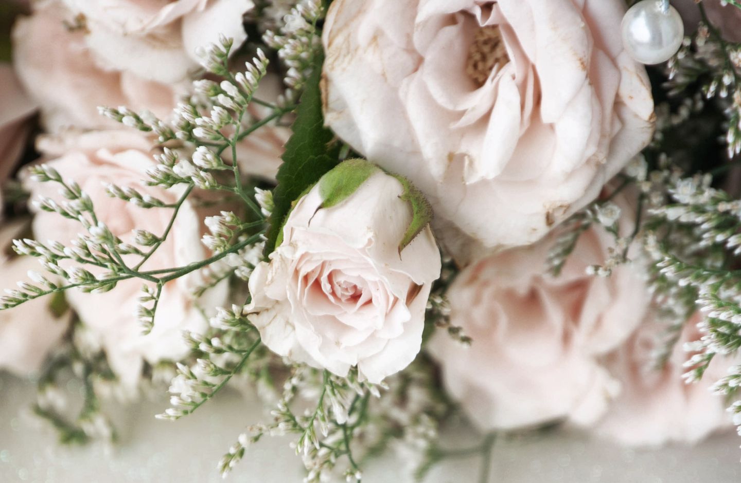 พวงหรีดดอกไม้สดจากดอกไม้สีขาวสื่อความอาลัย